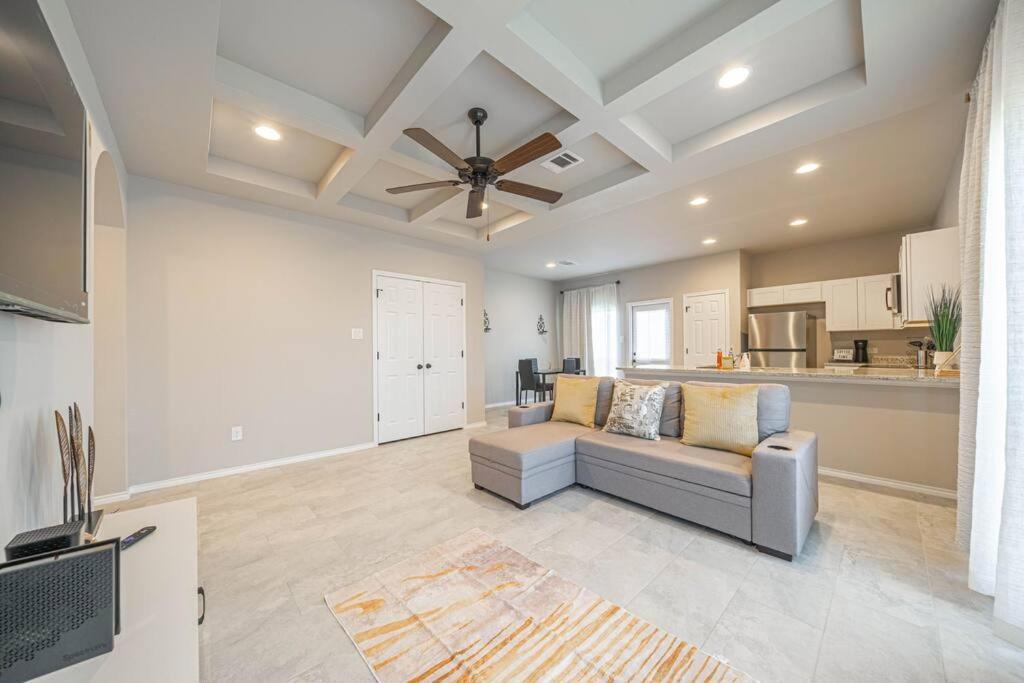 Gorgeous, Brand New 3 Bedrooms Home- Built 2024, Near Seaworld & Lackland Afb Holiday home