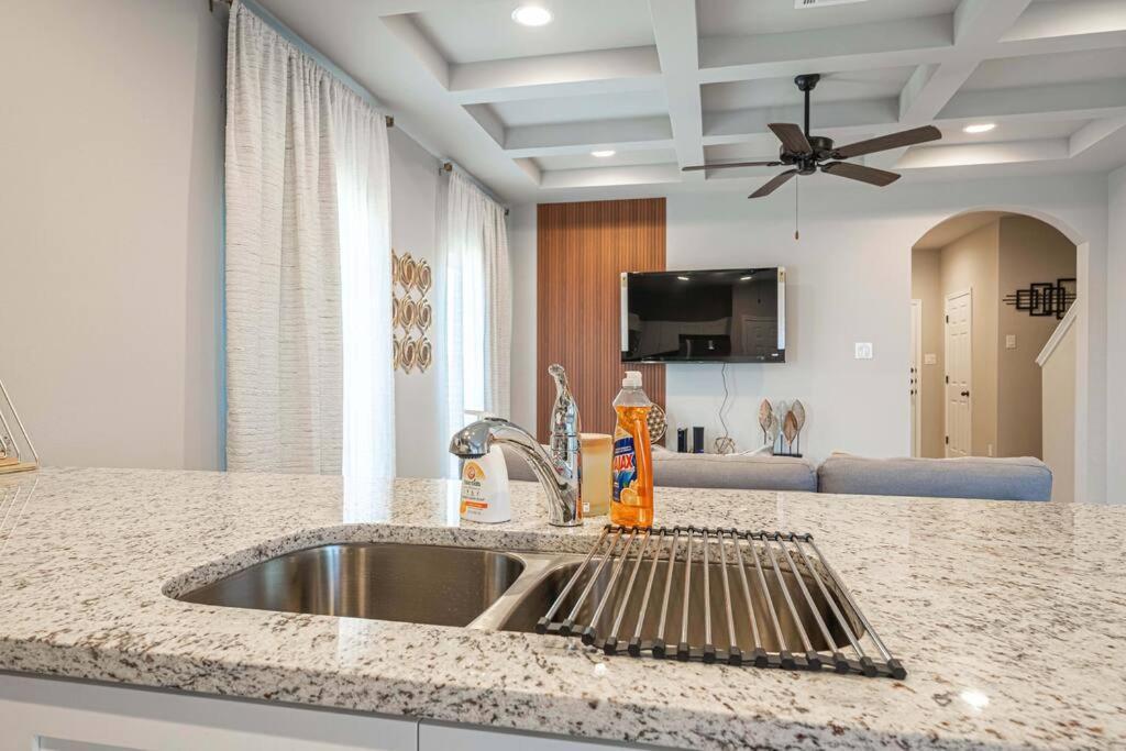 Holiday home Gorgeous, Brand New 3 Bedrooms Home- Built 2024, Near Seaworld & Lackland Afb *