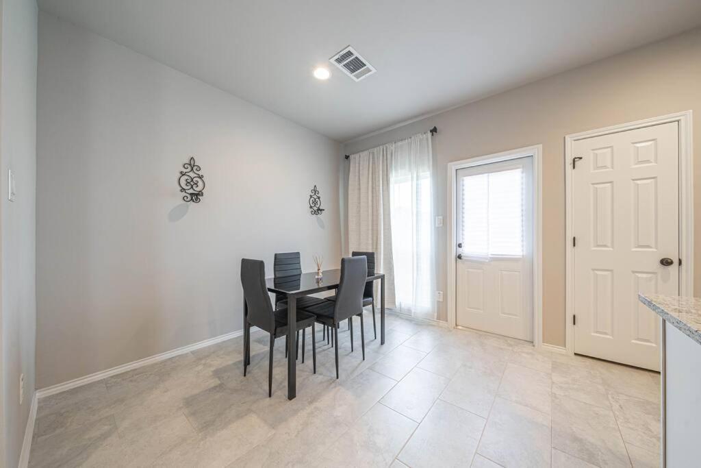 Gorgeous, Brand New 3 Bedrooms Home- Built 2024, Near Seaworld & Lackland Afb Holiday home