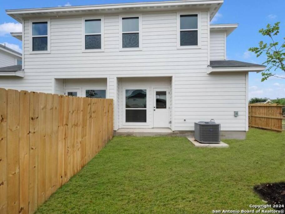 Gorgeous, Brand New 3 Bedrooms Home- Built 2024, Near Seaworld & Lackland Afb Holiday home