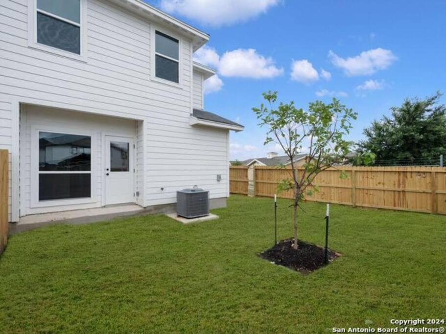 Gorgeous, Brand New 3 Bedrooms Home- Built 2024, Near Seaworld & Lackland Afb Holiday home *