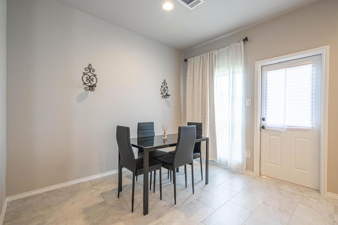 Gorgeous, Brand New 3 Bedrooms Home- Built 2024, Near Seaworld & Lackland Afb Holiday home San Antonio