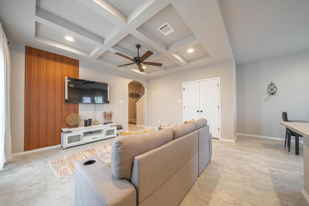 Gorgeous, Brand New 3 Bedrooms Home- Built 2024, Near Seaworld & Lackland Afb Holiday home