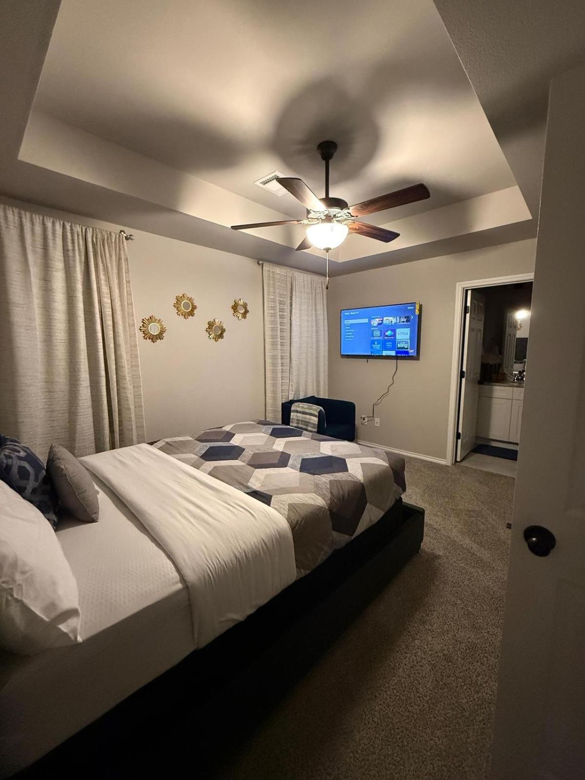 Gorgeous, Brand New 3 Bedrooms Home- Built 2024, Near Seaworld & Lackland Afb Holiday home San Antonio